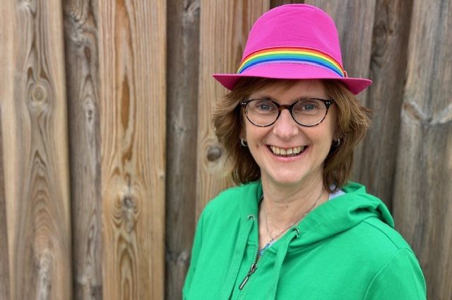 Lachyoga, lachwandelingen en coaching in Den Bosch? Celest van der Geld helpt Foto van celest met vrolijke roze hoed op