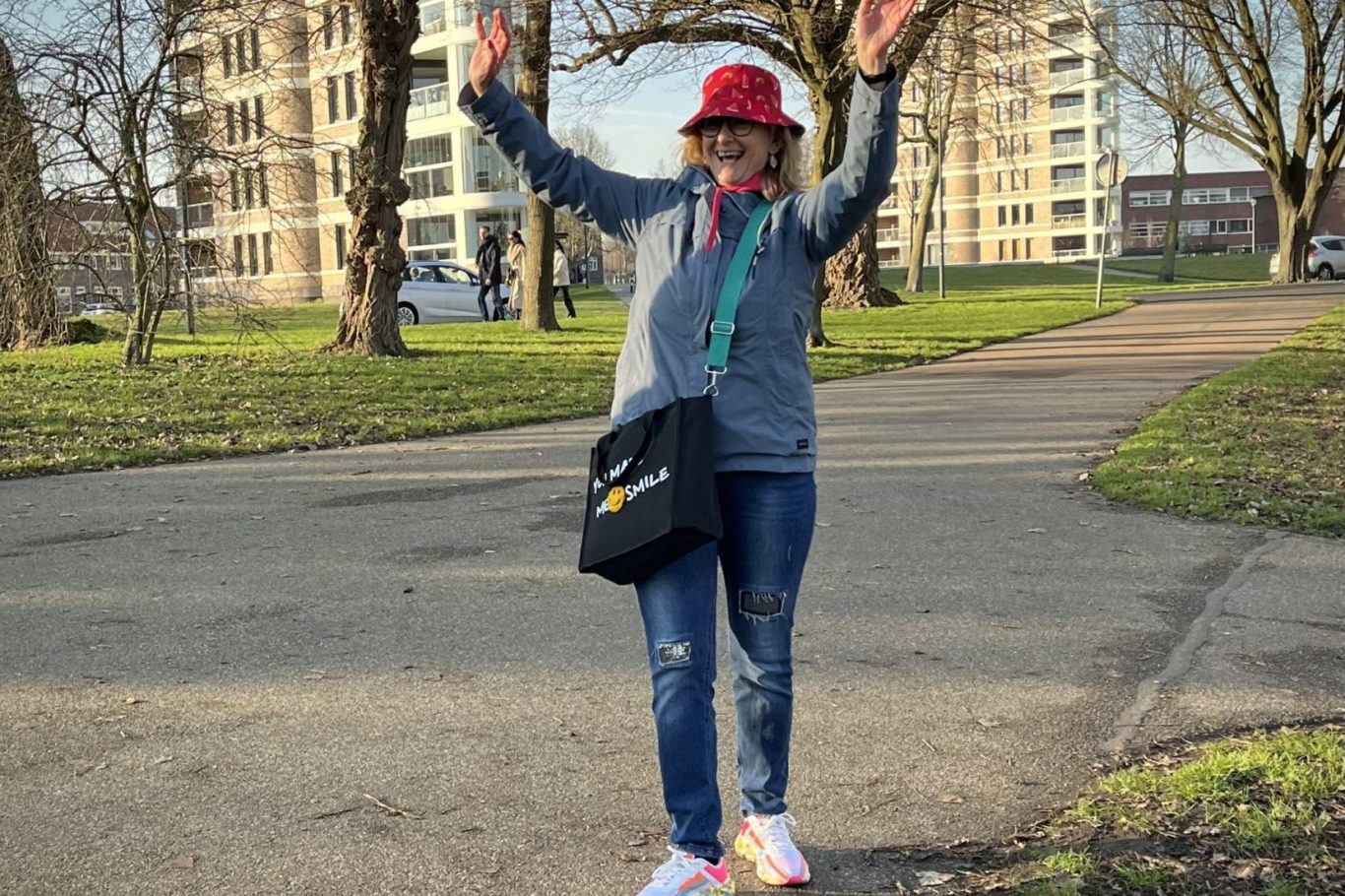 Lachyoga, lachwandelingen en coaching in Den Bosch? Celest van der Geld helpt Celest zwaaiend en wandelend naar je toelopend